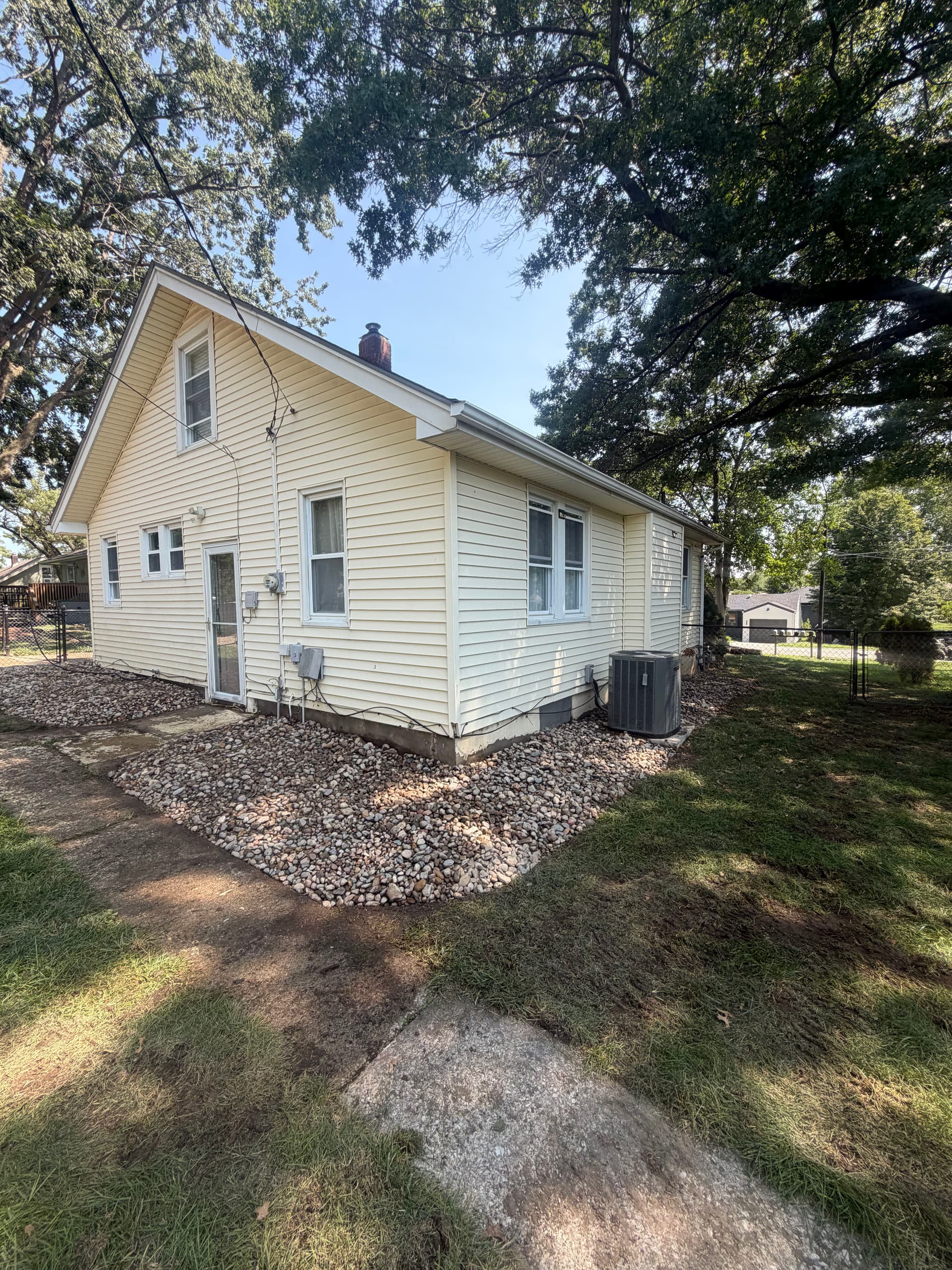 Gallery photos for Rock Bed Cleanup and Landscape Refresh Around the Whole Home: Image #5