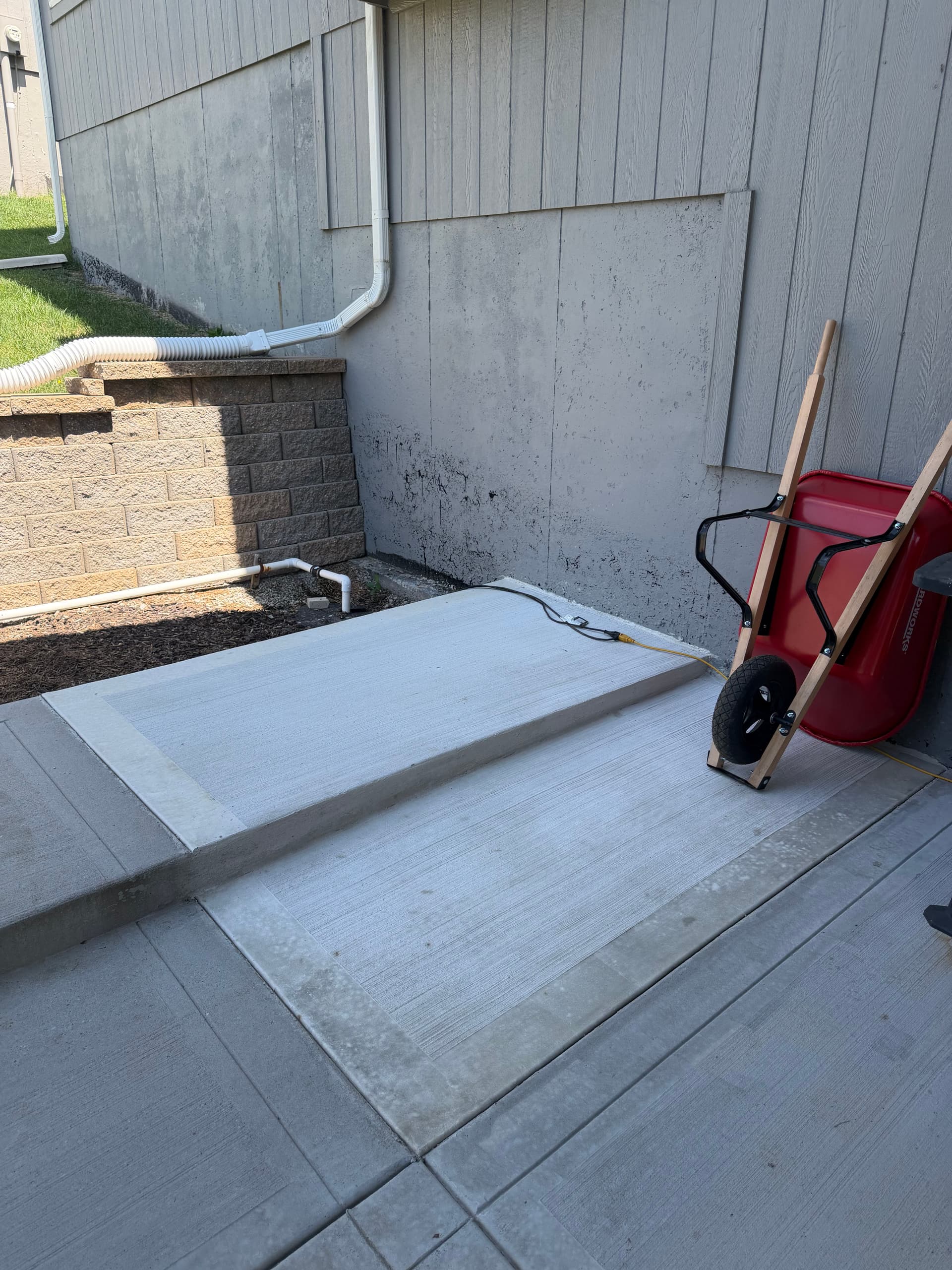 Gallery photos for Backyard Patio Slabs and Retaining Wall in Kansas City: Image #4