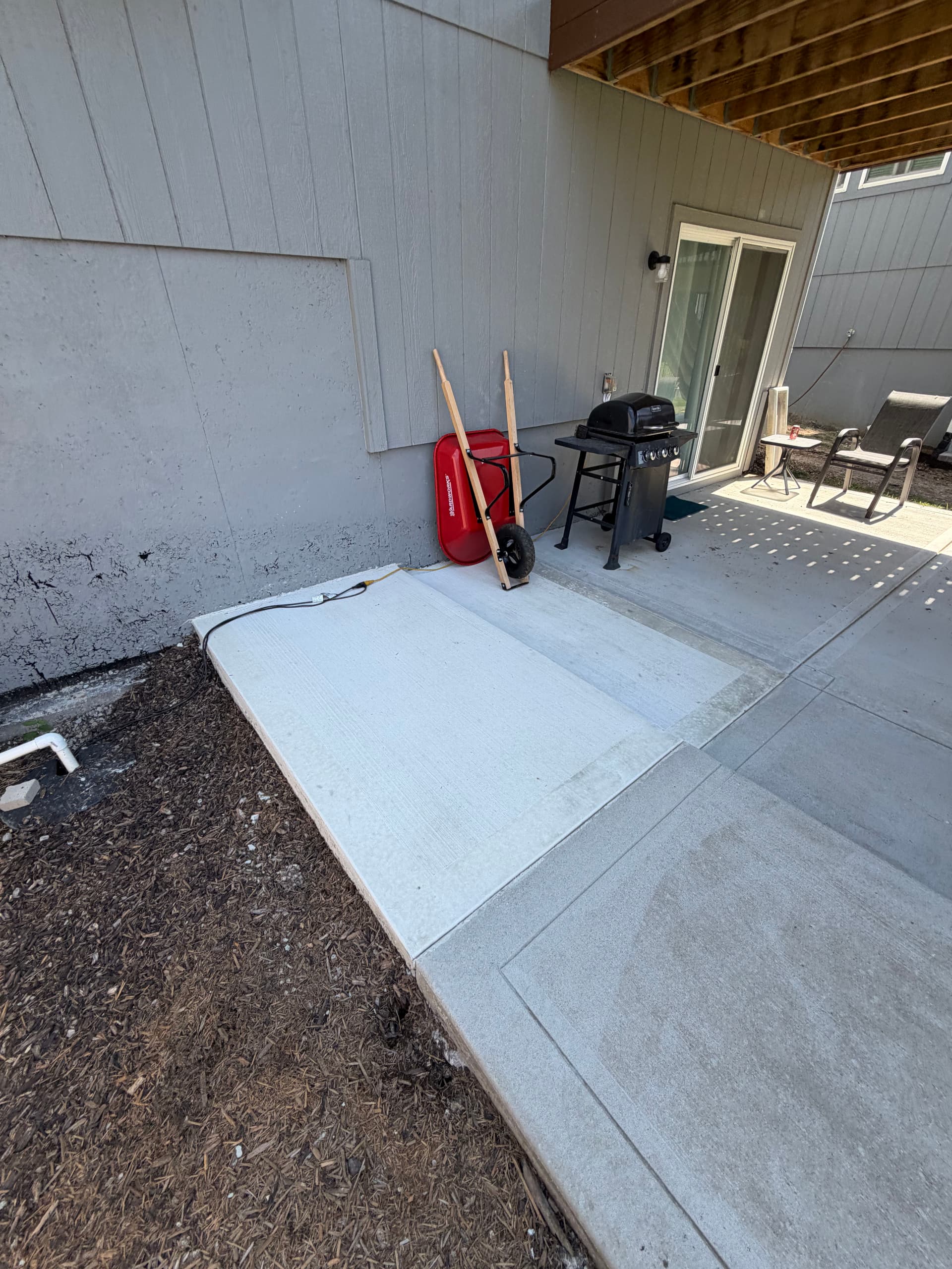 Gallery photos for Backyard Patio Slabs and Retaining Wall in Kansas City: Image #5