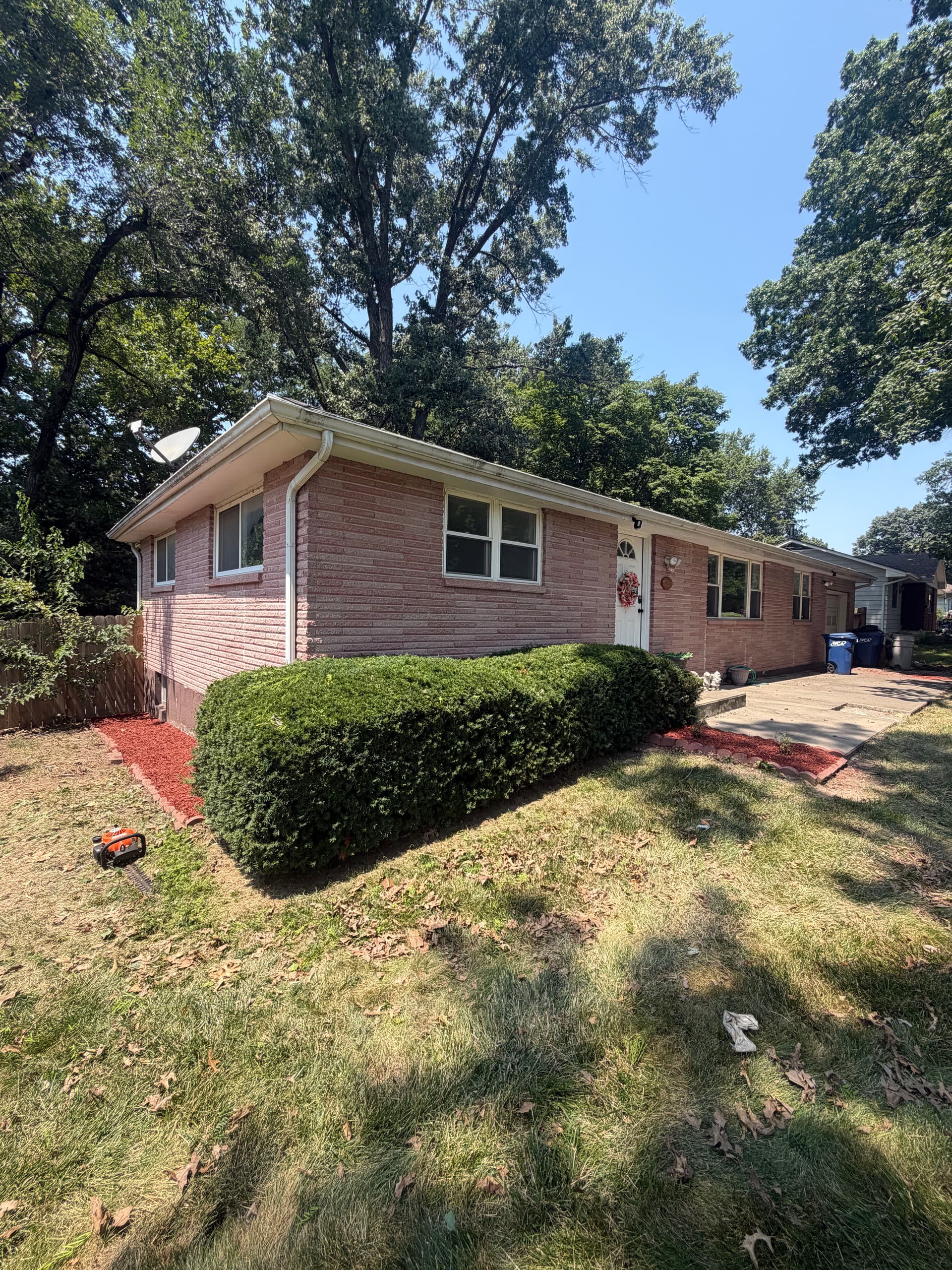 Fresh Mulch and Bed Cleanup for a Smithville MO Home image