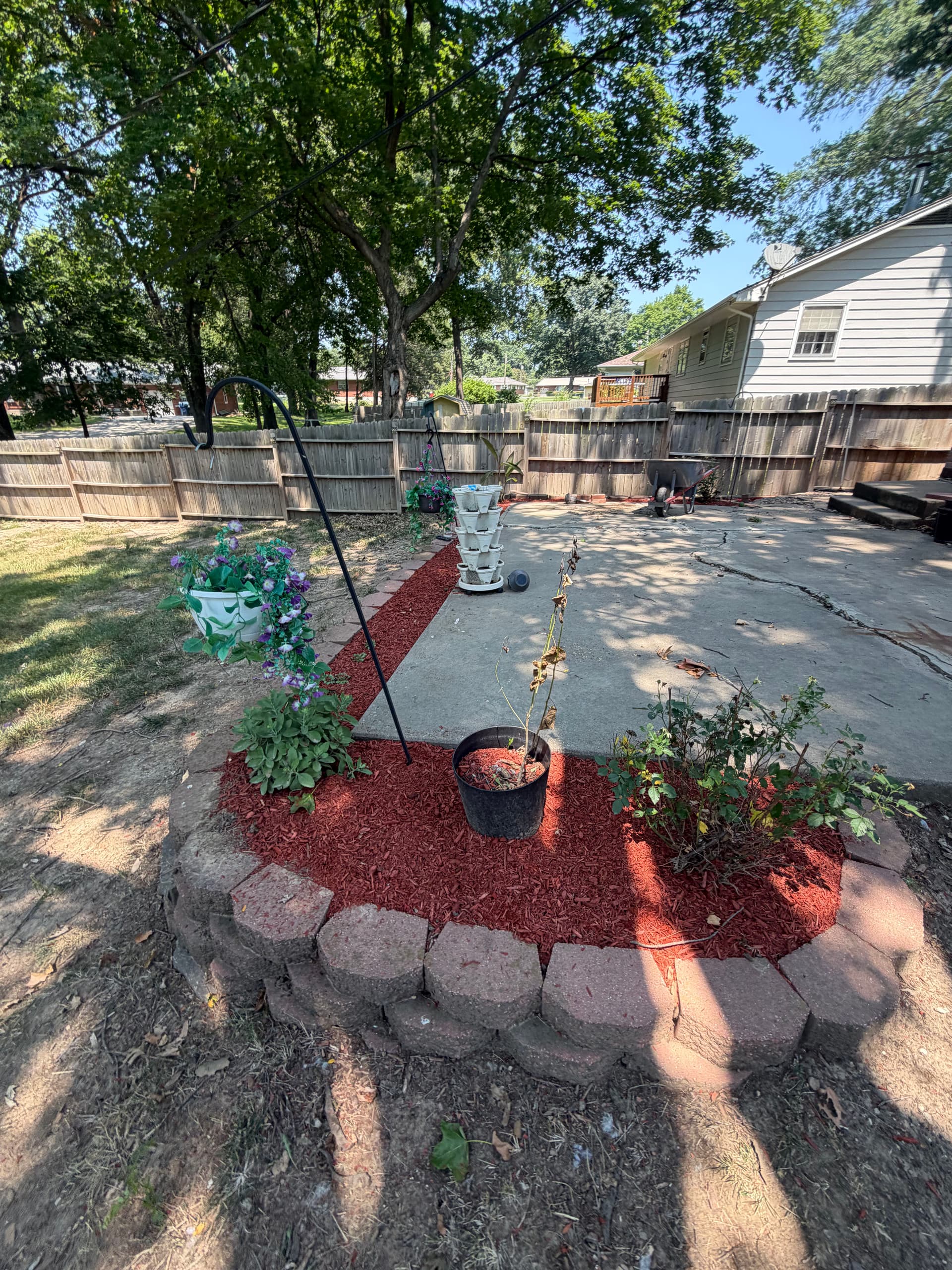 Gallery photos for Fresh Mulch and Bed Cleanup for a Smithville MO Home: Image #3