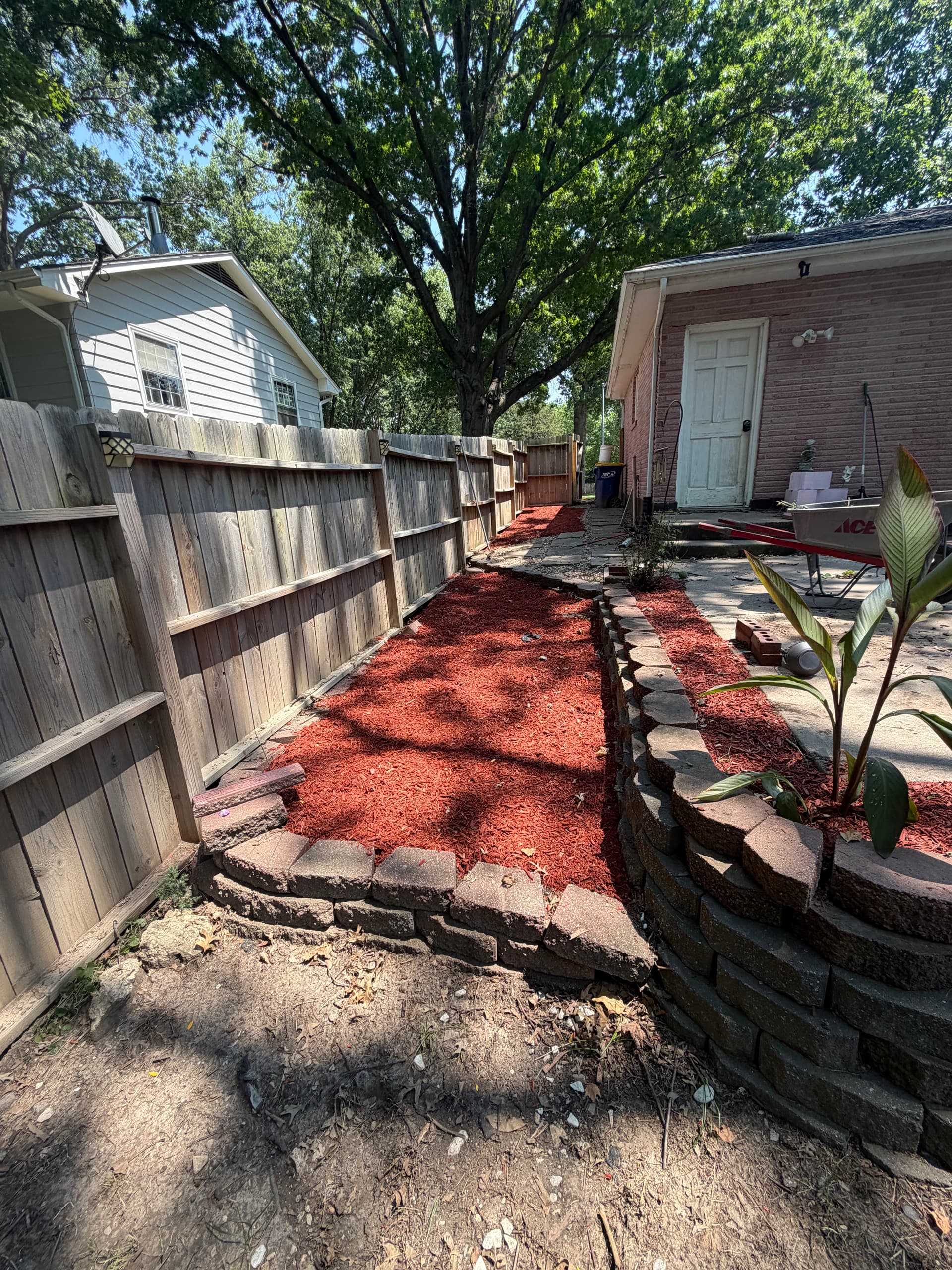 Gallery photos for Fresh Mulch and Bed Cleanup for a Smithville MO Home: Image #4