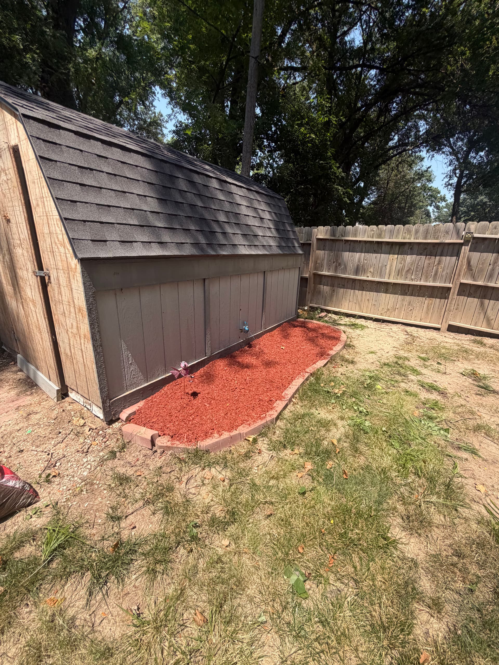 Gallery photos for Fresh Mulch and Bed Cleanup for a Smithville MO Home: Image #2