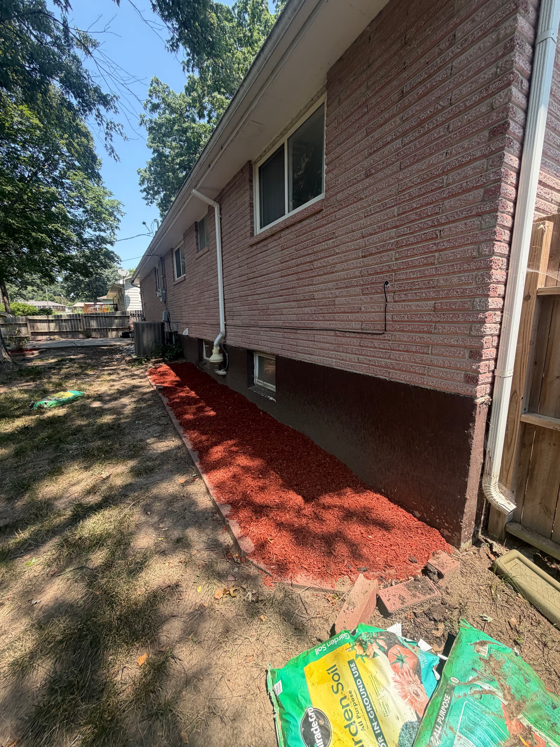 Gallery photos for Fresh Mulch and Bed Cleanup for a Smithville MO Home: Image #1